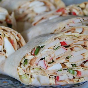 Как готовить рулет из лаваша с крабовыми палочками?
