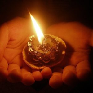 Можно ли носить вещи после умершего человека? Мнение священника