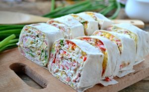 Как приготовить рулетики из лаваша с крабовыми палочками?