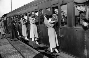Любовь во время войны: 20 фотографий, наполненных глубокими чувствами
