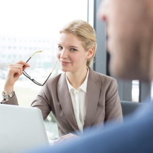 6 способов обаять человека по методике спецслужб