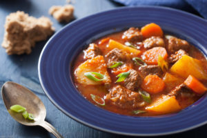 Как вкусно потушить картошку с мясом?