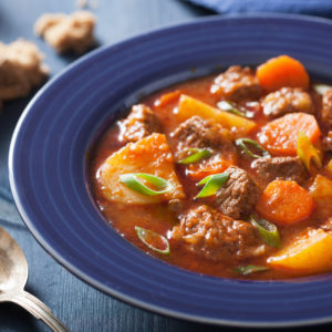 Как вкусно потушить картошку с мясом?