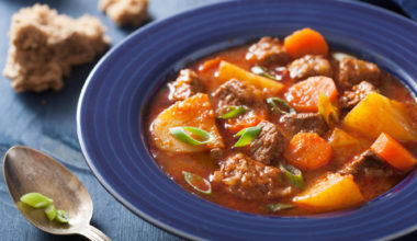 Как вкусно потушить картошку с мясом?