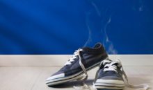 Как избавиться от запаха в кроссовках?