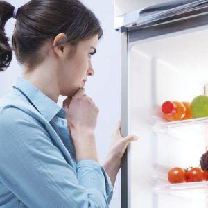 Как убрать из холодильника неприятный запах?