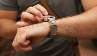 Как убрать звено на браслете часов?
