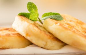 Сырники из творожной массы с изюмом