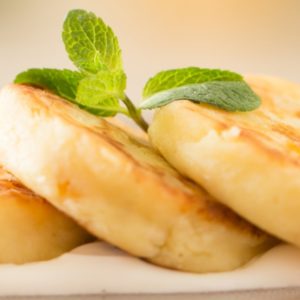 Сырники из творожной массы с изюмом