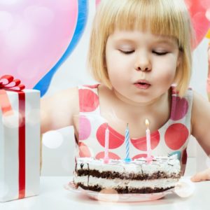 Какой подарок выбрать девочке на 3 года?