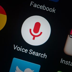 Что делать, если голосовой поиск Google пишет: «Чтобы выполнить это действие, разблокируйте устройство»?
