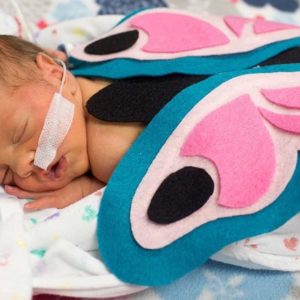 Недоношенные детки в больницах поучаствовали в Хеллоуине