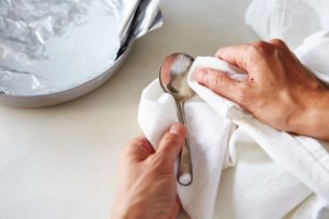 Как почистить серебро фольгой и содой?