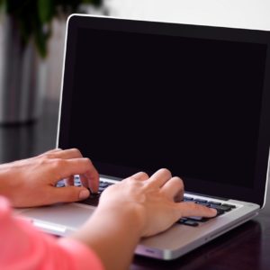 Как перезагрузить ноутбук, если он завис?