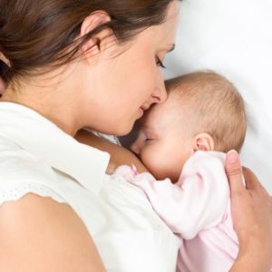 Как научить ребенка брать грудь?