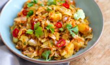 Как приготовить тушеную капусту с картошкой?