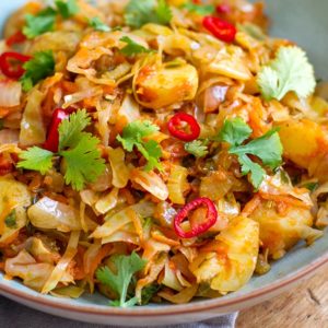 Как приготовить тушеную капусту с картошкой?