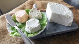 Как приготовить сыр из козьего молока?
