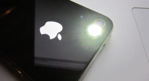 Как включить вспышку на iPhone 4?