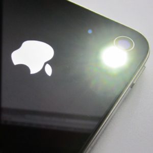 Как включить вспышку на iPhone 4?