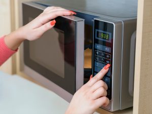 Вы бы не додумались: 10 способов, как можно вообще не по назначению использовать микроволновку