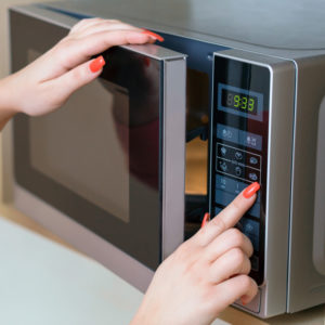 Вы бы не додумались: 10 способов, как можно вообще не по назначению использовать микроволновку