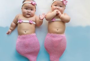 Родители этих близнецов празднуют их рождение каждый день