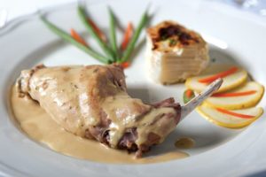 Как приготовить кролика, чтобы мясо было мягким и сочным?