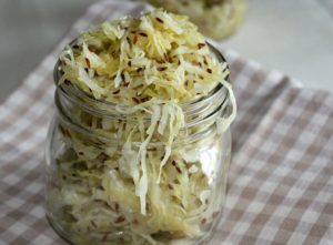 Как заквасить капусту вкусно и быстро в банке?