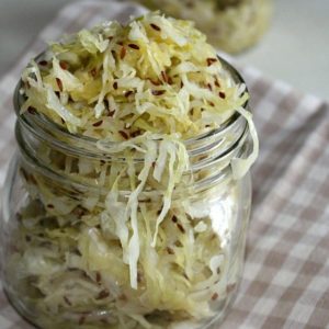 Как заквасить капусту вкусно и быстро в банке?