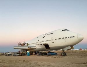 Участники Burning Man привезли на фестиваль настоящий Boeing 747