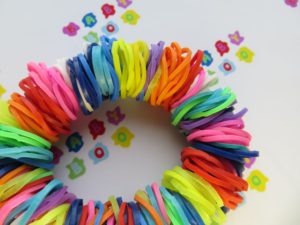 Как плести из резинок фигурки на рогатке?