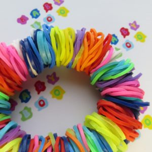 Как плести из резинок фигурки на рогатке?