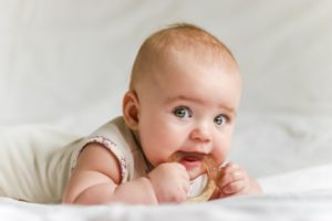 Как помочь младенцу, когда режутся первые зубы?