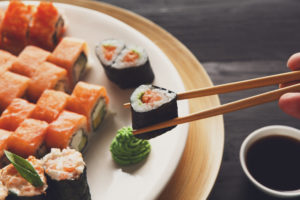 Как правильно пользоваться японскими палочками для еды?