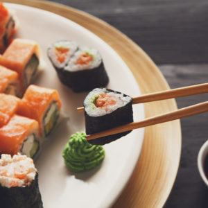 Как правильно пользоваться японскими палочками для еды?