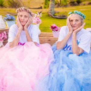 Близняшки отметили свое 100‑летие очаровательной фотосессией