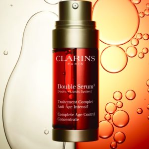 Компания Clarins выпустила новую омолаживающую сыворотку Double Serum