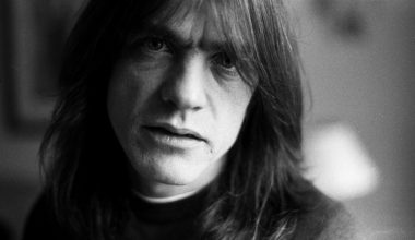 Умер Малькольм Янг, сооснователь группы AC/DC