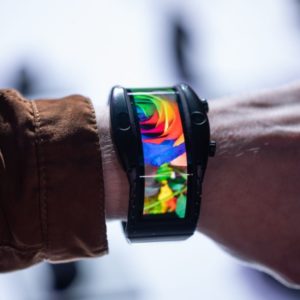 Nubia Alpha ‑ уникальный гибрид смартфона и часов с гибким дисплеем