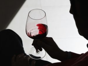 7 мифов о вине, которые высмеивают сомелье