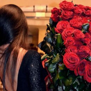 Как будто тебя поздравили: кто и как сдает букеты и друзей “напрокат”?