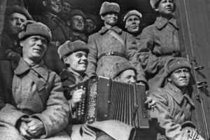 Тест на любовь к Родине: помните ли вы песни военных лет?