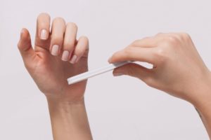 20 причин, по которым у вас на ногтях могут быть продольные полосы или бороздки