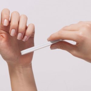 20 причин, по которым у вас на ногтях могут быть продольные полосы или бороздки