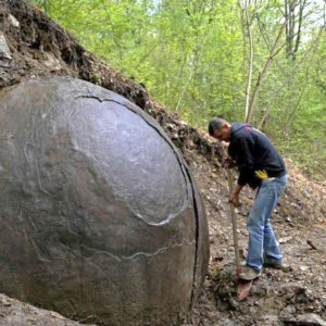 Просто гуляли в лесу и нашли очень странную вещь: 10 фото