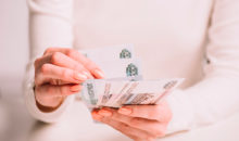 8 привычек, которые тянут на дно и не дают вырваться из бедности