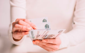 8 привычек, которые тянут на дно и не дают вырваться из бедности
