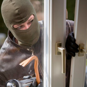 9 надежных способов защитить ваш дом от грабителей и мошенников