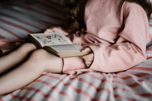 Почему полезно читать детям сказки? 7 причин устроиться поудобнее с хорошей книжкой